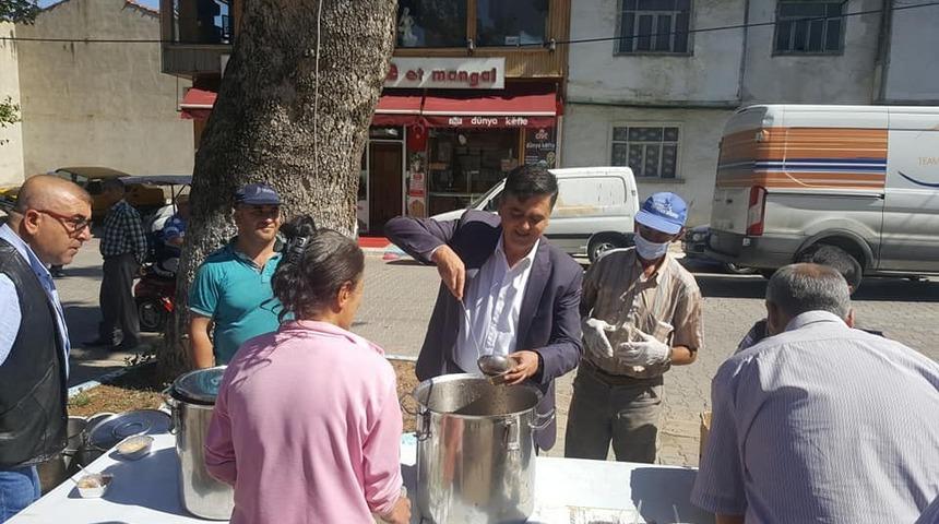 Karamustafa Paşa Camii&rsquo;nde aşure dağıtıldı