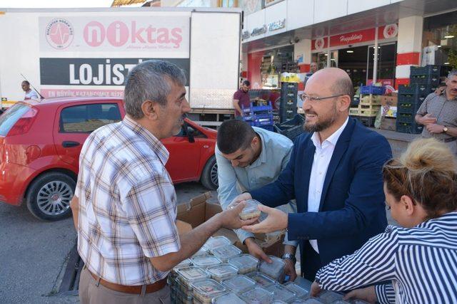 Niksar Belediye Başkanı Özcan aşure dağıttı