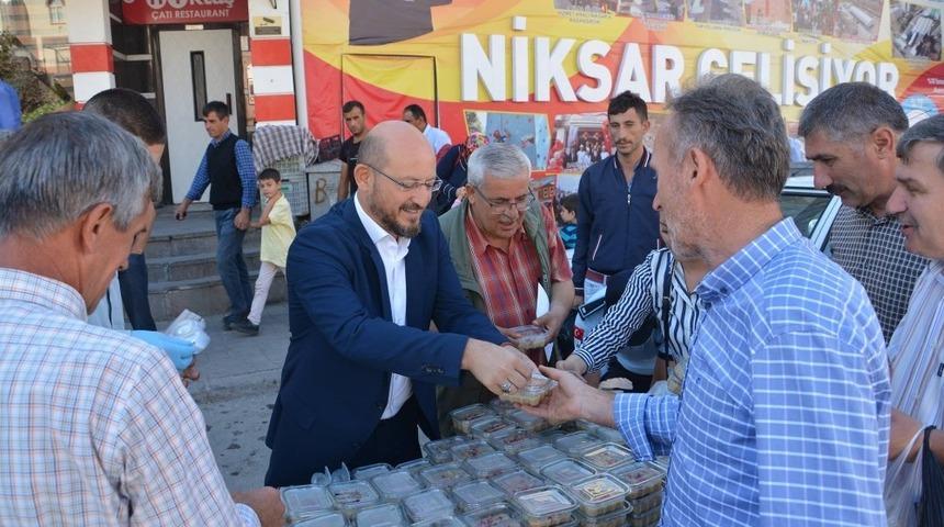 Niksar Belediye Başkanı &Ouml;zcan aşure dağıttı