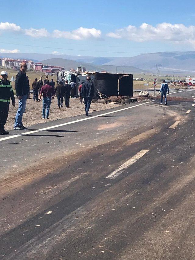 Karayolları kamyonuyla beton mikseri çarpıştı: 2 Yaralı