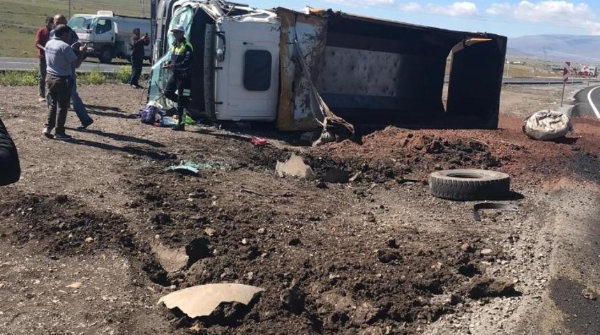 Karayolları kamyonuyla beton mikseri &ccedil;arpıştı: 2 Yaralı