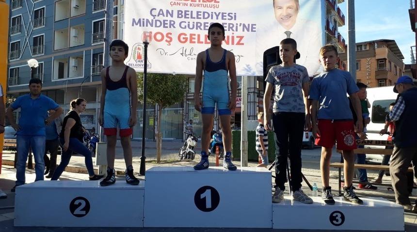 Umurbeyli g&uuml;reş&ccedil;iler başarıya doymuyor