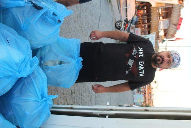 Gönüllü olarak denizler ve ada sahillerindeki çöpleri topluyorlar