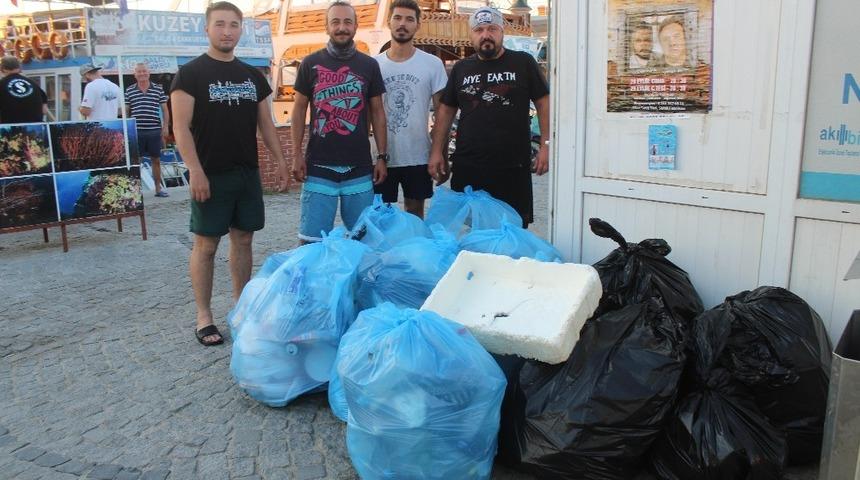 G&ouml;n&uuml;ll&uuml; olarak denizler ve ada sahillerindeki &ccedil;&ouml;pleri topluyorlar