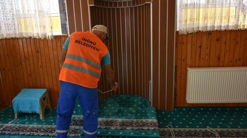 İnönü’de camiler ve park bahçeler ilaçlanıyor