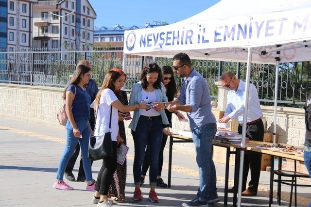 Nevşehir Emniyeti NEVÜ öğrencilerine hoş geldin standı açtı