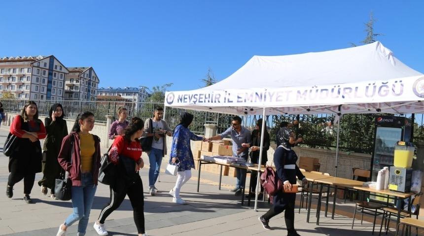 Nevşehir Emniyeti NEV&Uuml; &ouml;ğrencilerine hoş geldin standı a&ccedil;tı