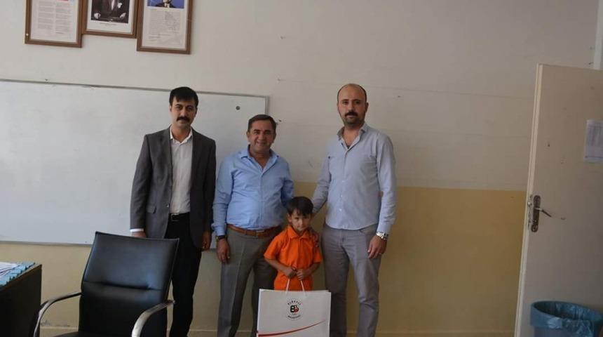 Elbeyli Belediye Başkanı Şimşek&rsquo;ten &ouml;ğrencilere kırtasiye yardımı