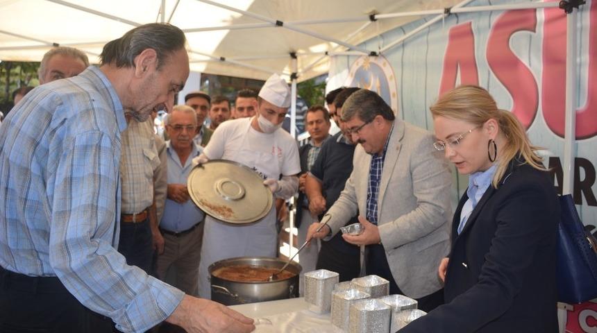 Bilecik Belediyesi&rsquo;nden 5 bin kişiye aşure ikramı