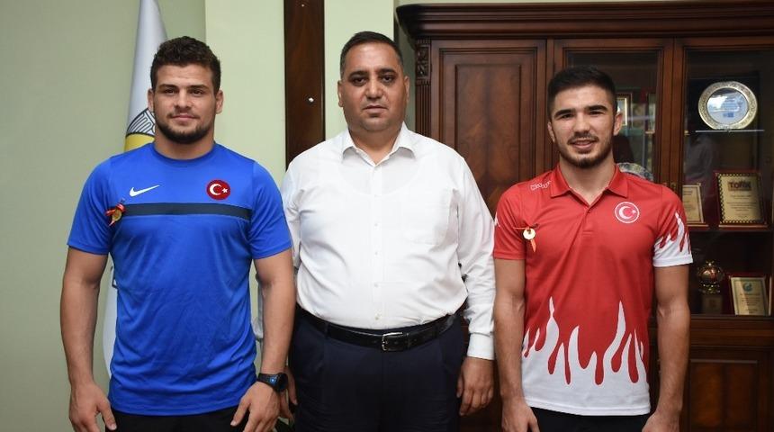 Başkan Can, şampiyon g&uuml;reş&ccedil;ileri &ouml;d&uuml;llendirdi