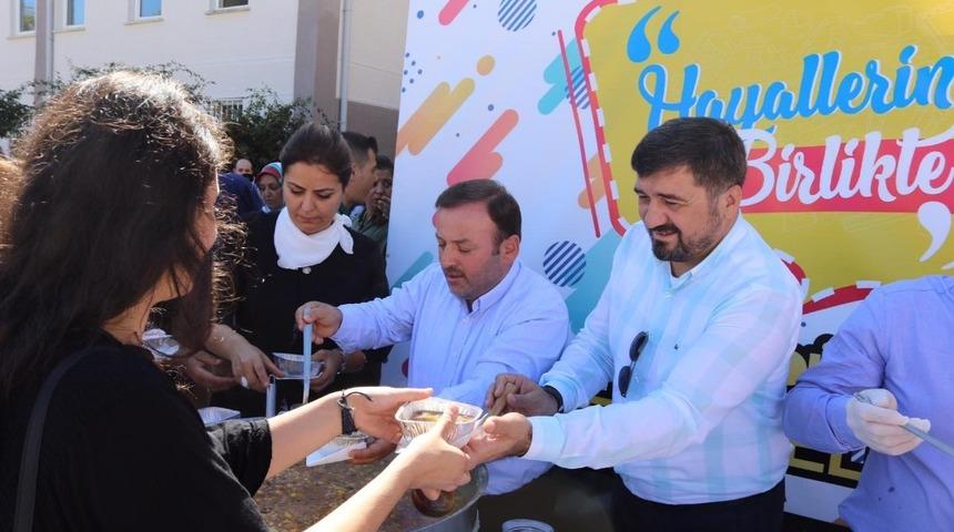 AK Parti Giresun İl Başkanlığından &ouml;ğrencilere aşure ikramı