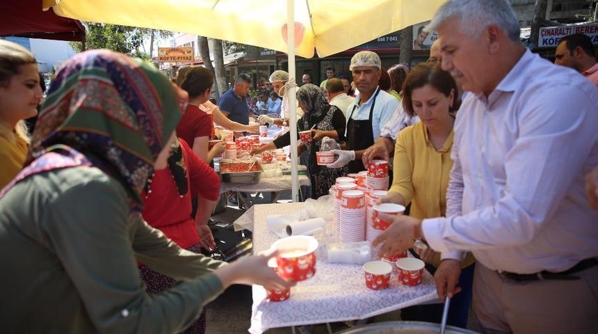 Serik Belediye Başkanı &Ccedil;alık&rsquo;tan vatandaşa aşure ikramı
