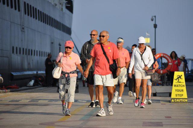 Kuşadası'na iki yolcu gemisiyle 1065 turist geldi