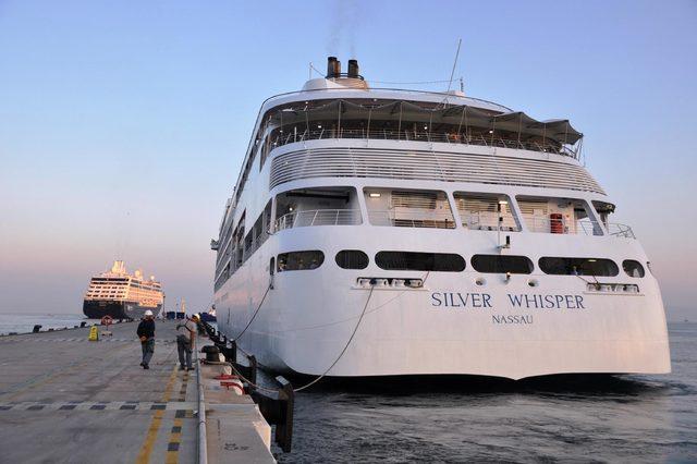 Kuşadası'na iki yolcu gemisiyle 1065 turist geldi