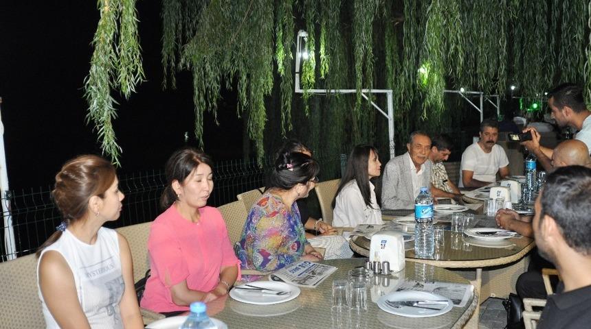 Kazakistanlı gazeteciler &Ouml;zdemir ile bir araya geldi