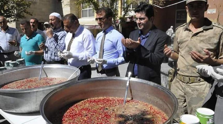 G&uuml;r&uuml;n&rsquo;de 2 bin kişilik aşure dağıtıldı