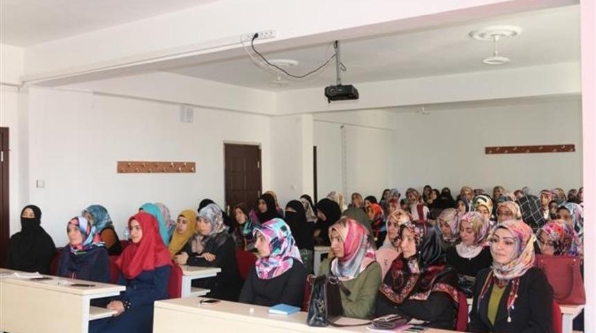 Ağrı&rsquo;da kız Kur&rsquo;an kursu &ouml;ğreticileri i&ccedil;in toplantı yapıldı