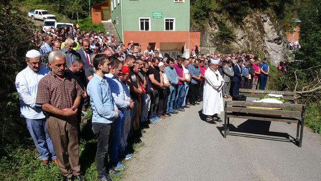 Göçük altında ölen işçi toprağa verildi