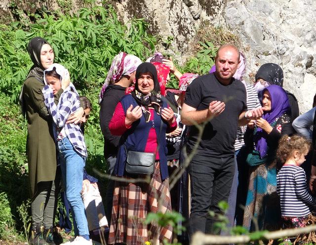 Göçük altında ölen işçi toprağa verildi