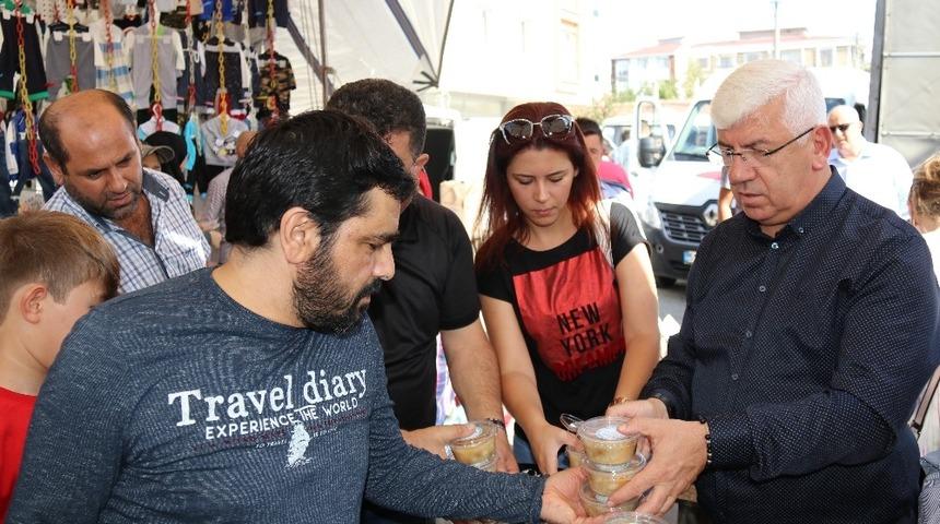 Başkan Y&uuml;ksel vatandaşlara aşure ikram etti