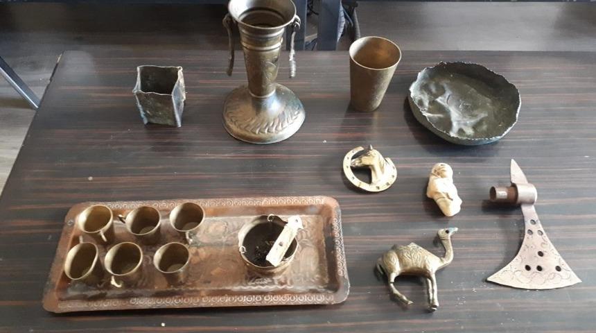 Ş&uuml;pheli &ccedil;antadan tarihi materyaller &ccedil;ıktı