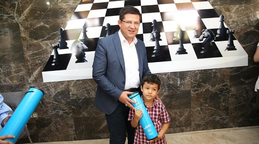 Başkan Subaşıoğlu&rsquo;ndan &ccedil;ocuklara anlamlı hediye