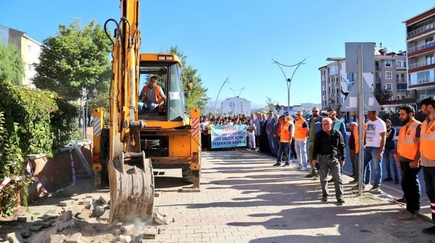 &Ouml;ğretmen ve &ouml;ğrencilerin istediği &uuml;st ge&ccedil;it inşaatına başlandı