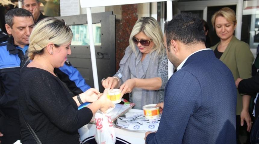 Polis eşleri aşure dağıttı