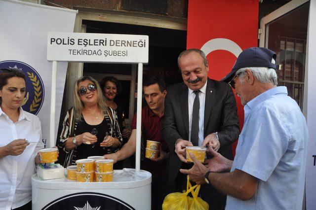 Eşleri, görev başındaki polislere aşure dağıttı