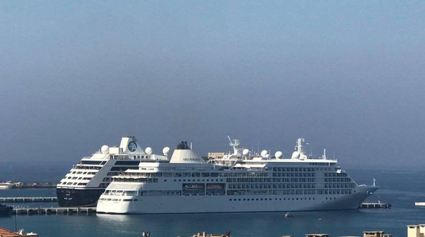 Kuşadası&rsquo;na iki gemiyle 1605 turist geldi