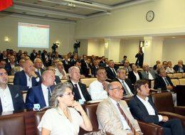 Sanayici fırtınadan çıkmayı bekliyor