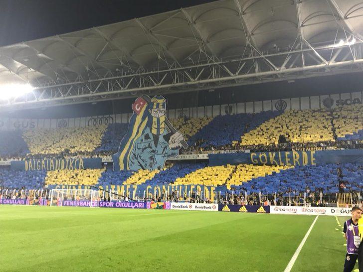 Fenerbahçe - Beşiktaş derbisinde sarı-lacivertli taraftarlardan koreografi G3