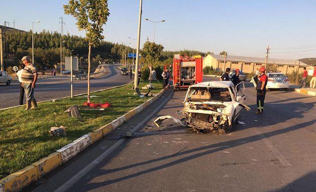 Otomobil direğe çarptı: 1 ölü, 2'si çocuk 4 yaralı