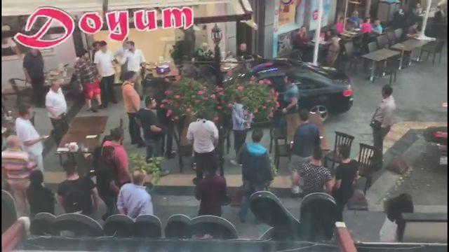 Otomobille kalabalığın arasına dalan şüpheli: Uyuşturucu aldım, hatırlamıyorum