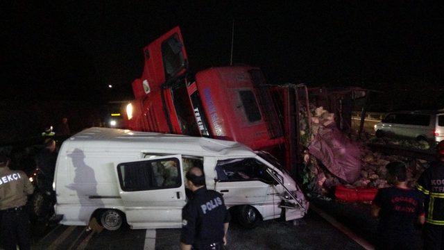 Kamyon panelvanın üzerine devrildi: 2 yaralı