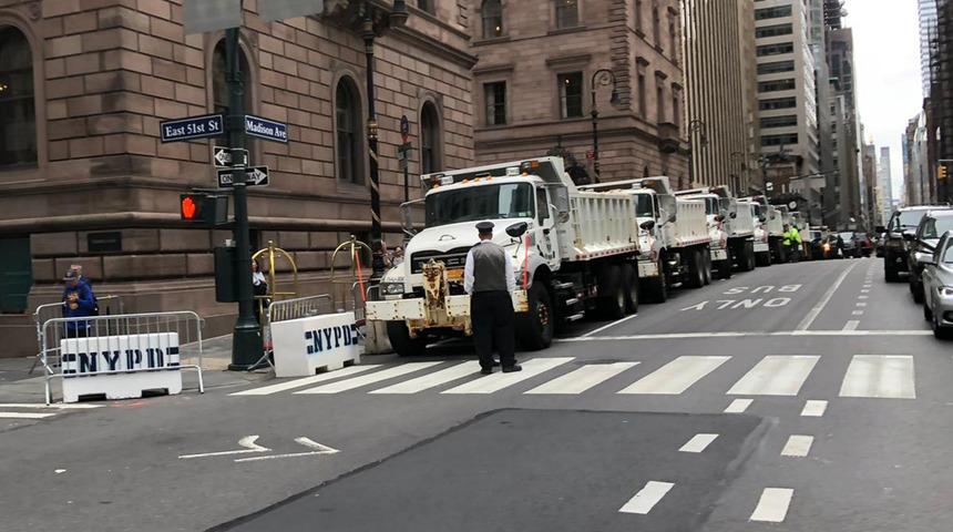 Trump'a New York’ta kum yüklü kamyonlarla koruma