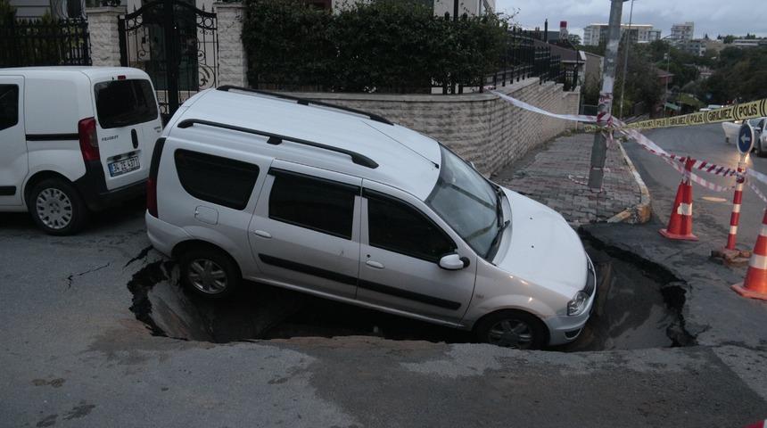 Ey&uuml;psultan'da yol &ccedil;&ouml;kt&uuml;, otomobil i&ccedil;ine d&uuml;şt&uuml;