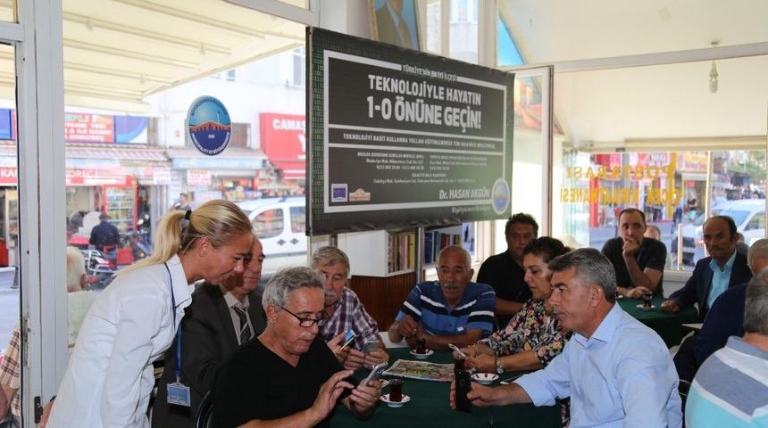 B&uuml;y&uuml;k&ccedil;ekmece Belediyesi, kıraathanelerde akıllı telefon eğitimi veriyor