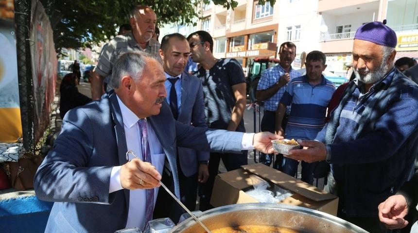 Niğde Belediyesinin aşure ikramları başladı