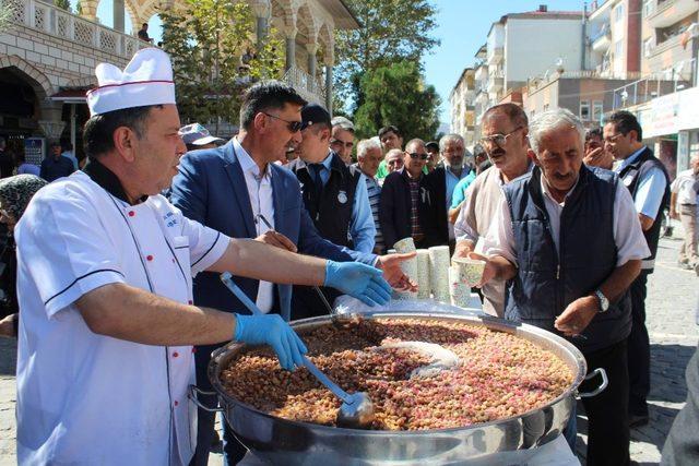 Turhal’da aşure dağıtıldı