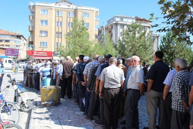 Turhal’da aşure dağıtıldı