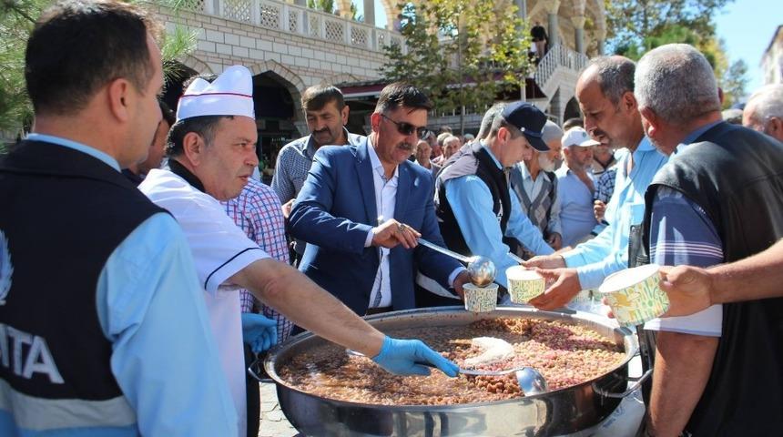 Turhal&rsquo;da aşure dağıtıldı