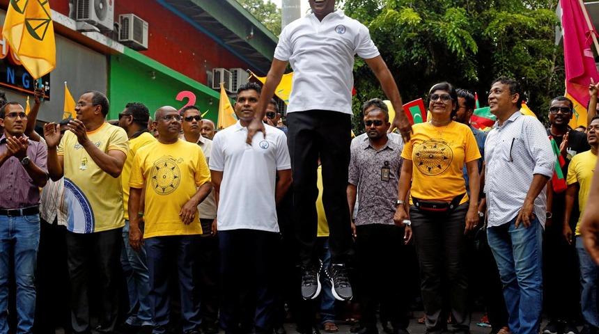 Devlet başkanı seçildi, ayağı yerden kesildi!