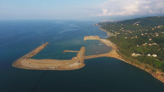 Rize-Artvin Havalimanı'nda denize günde 80 bin ton taş dökülüyor