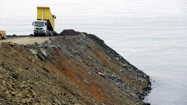 Rize-Artvin Havalimanı'nda denize günde 80 bin ton taş dökülüyor