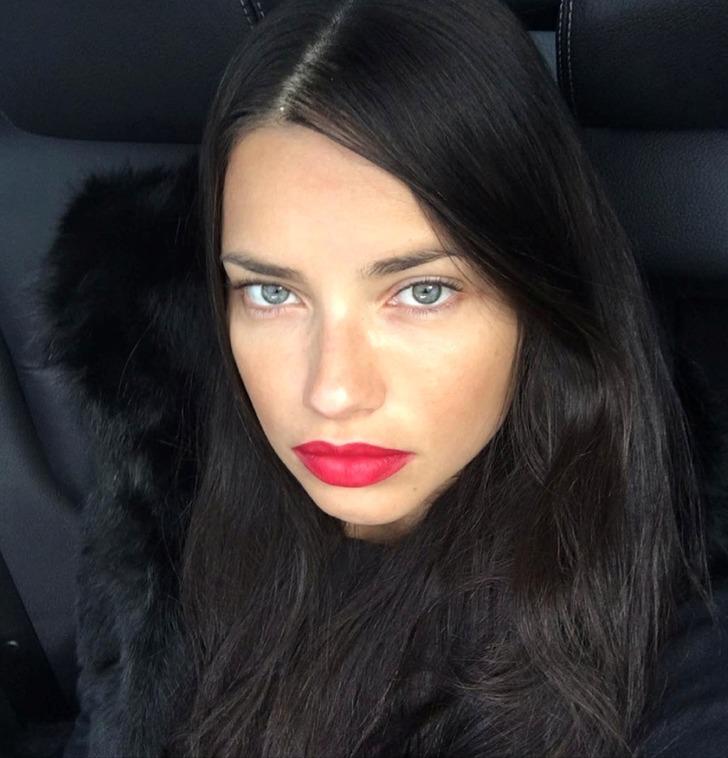 Adriana Lima kafasının üzerinde! G4