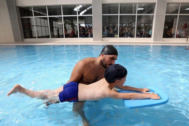 Şentepeli çocuklar yüzme öğreniyor