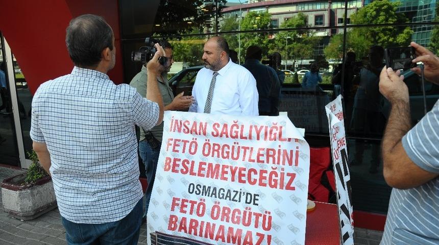 Hastanede FET&Ouml;&rsquo;c&uuml;lerin &ccedil;alıştığı iddiasıyla oturma eylemi başlattı