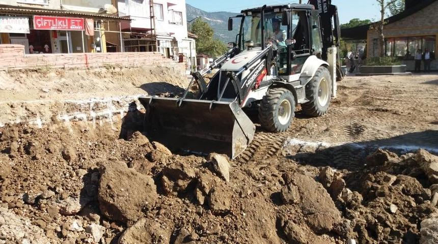 Vezirhan&rsquo;da meydan yenileme &ccedil;alışmaları devam ediyor