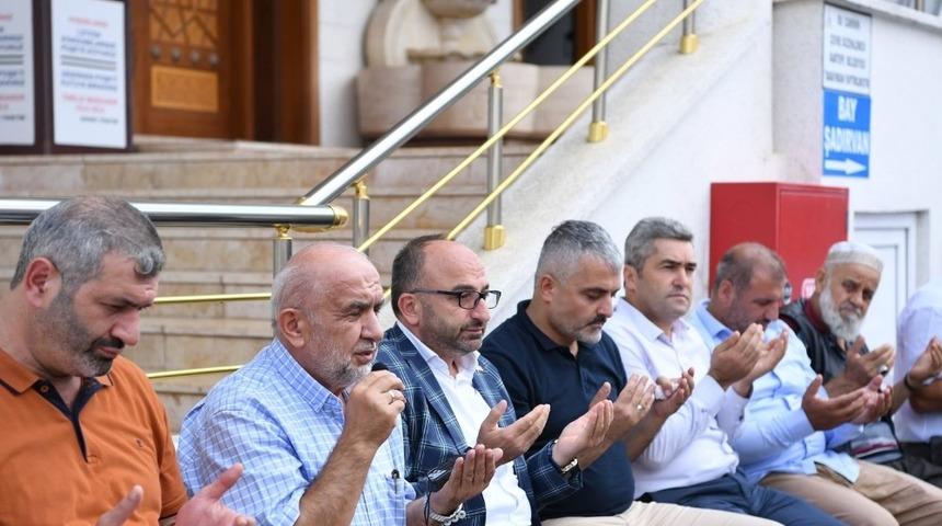 Başkan &Uuml;z&uuml;lmez aşure dağıttı